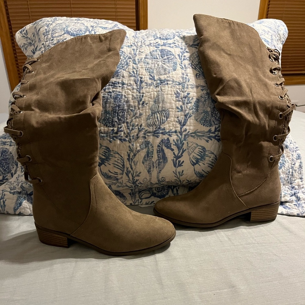 NWOT CUTE WOMENS BOOTS SIZE 8